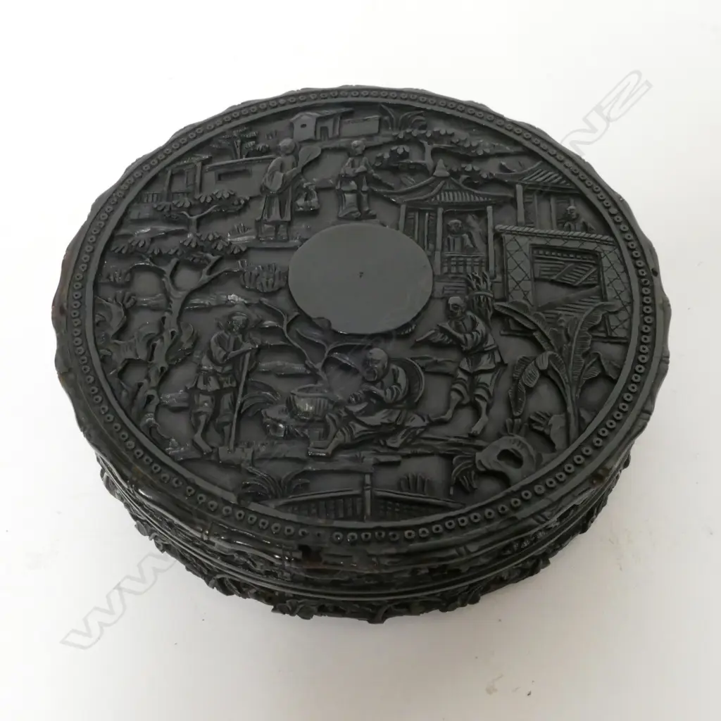 A 19thC Chinese finely carved tortoiseshell table snuff box Image 1++
