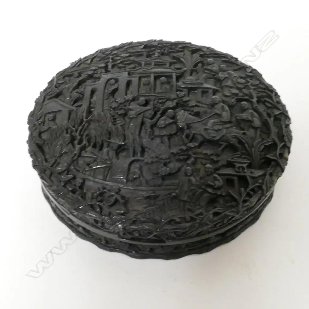 A 19thC Chinese finely carved tortoiseshell table snuff box Image 1++