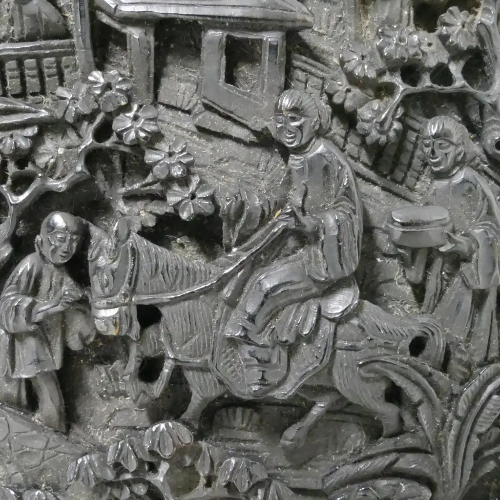 A 19thC Chinese finely carved tortoiseshell table snuff box Image 1++