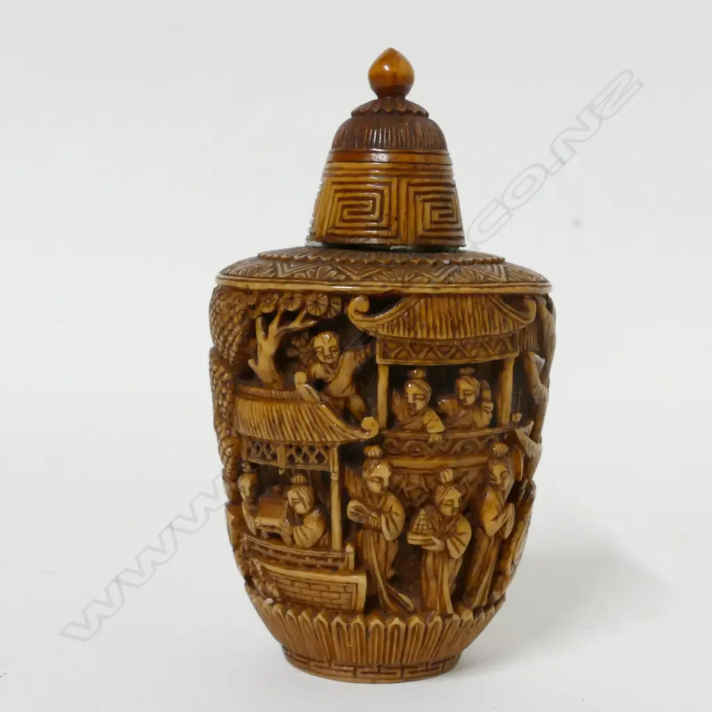 A Chinese Qing period carved ivory snuff bottle Image 1++