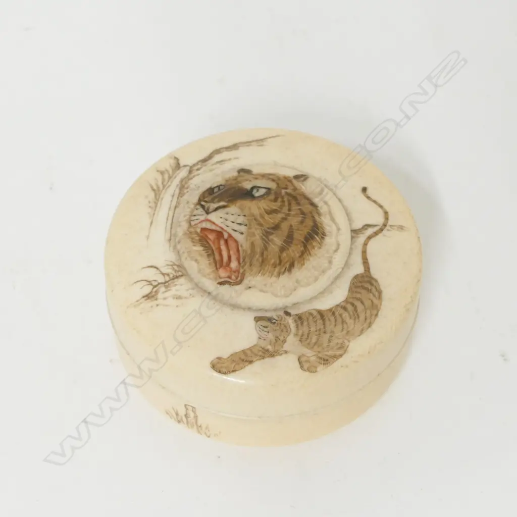 An old Chinese carved ivory circular lidded container Image 1++