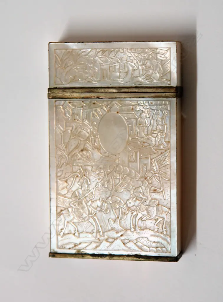 A 19thC Chinese silver and mother-of-pearl covered card case Image 1++