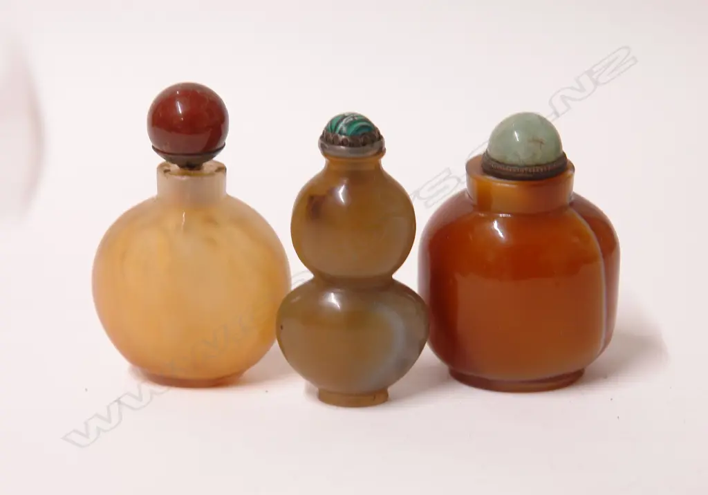 Three old Chinese carved agate snuff bottles Image 1++