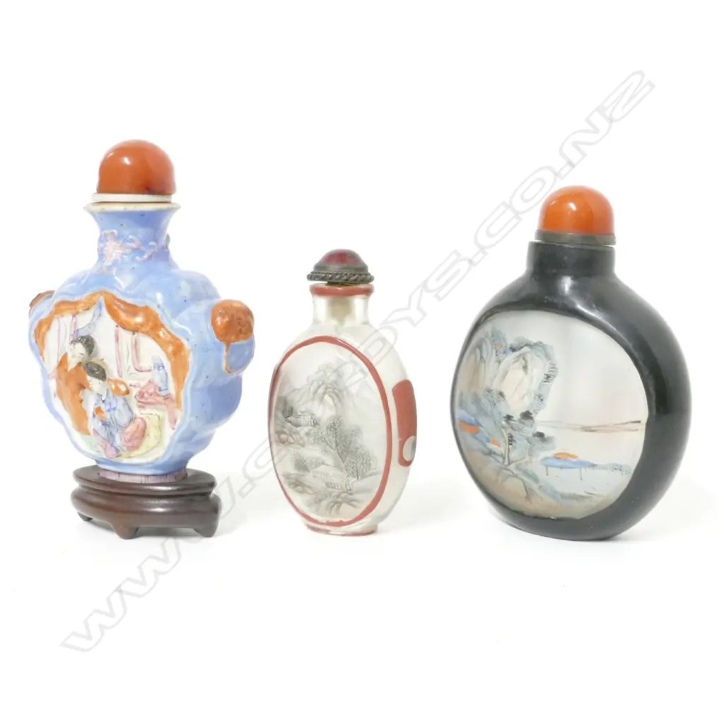 Three Chinese snuff bottles Image 1++