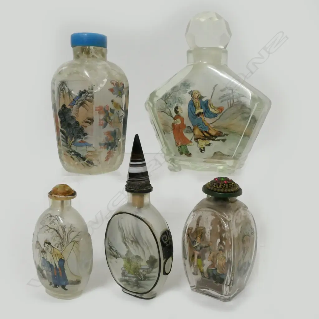 Five Chinese glass snuff bottles Image 1++