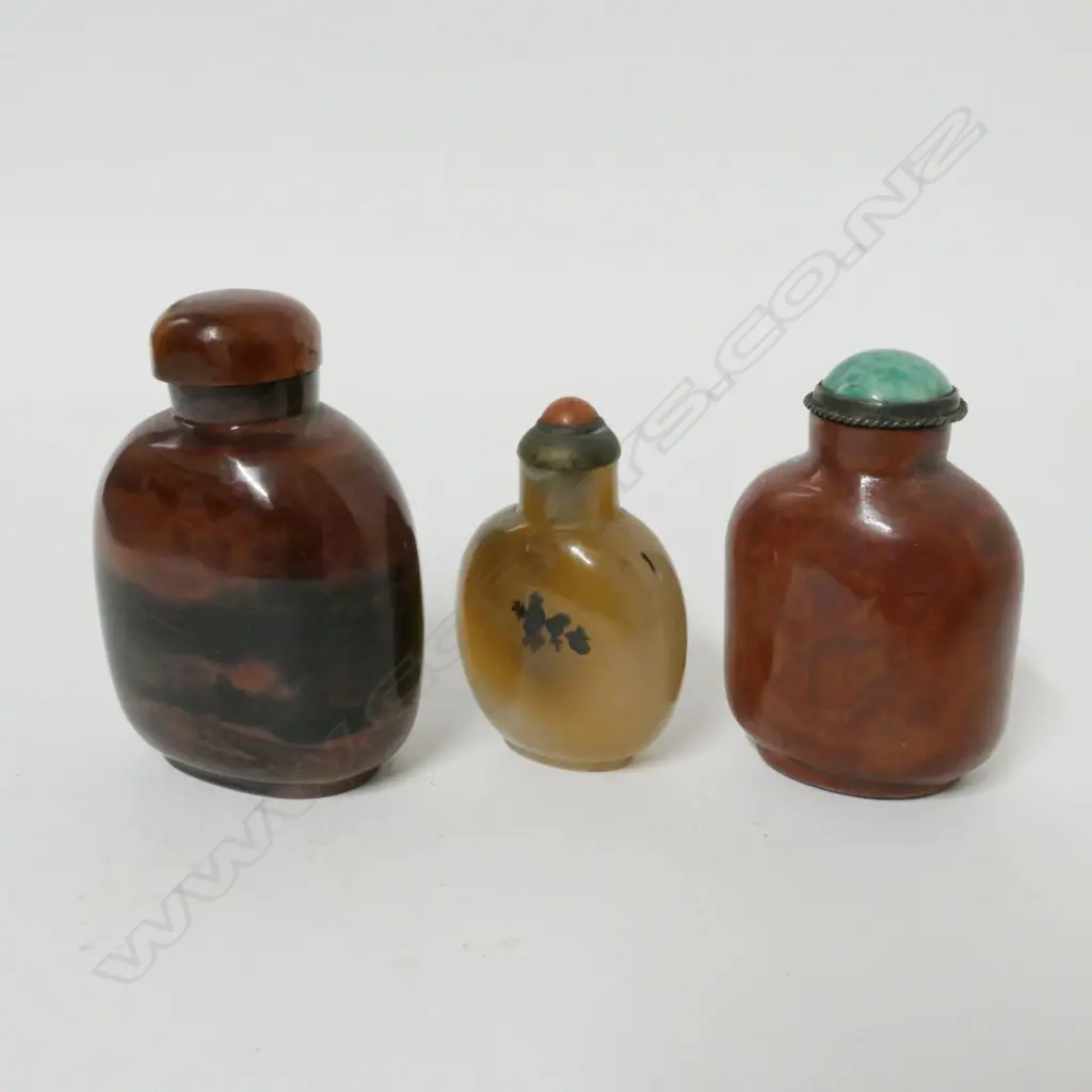 Three Chinese snuff bottles Image 1++