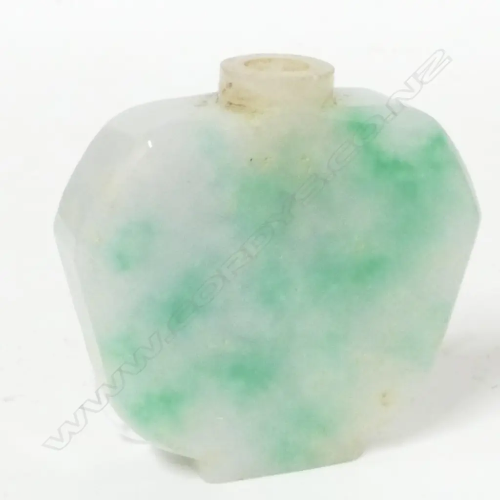 A Chinese apple green jade snuff bottle Image 1++