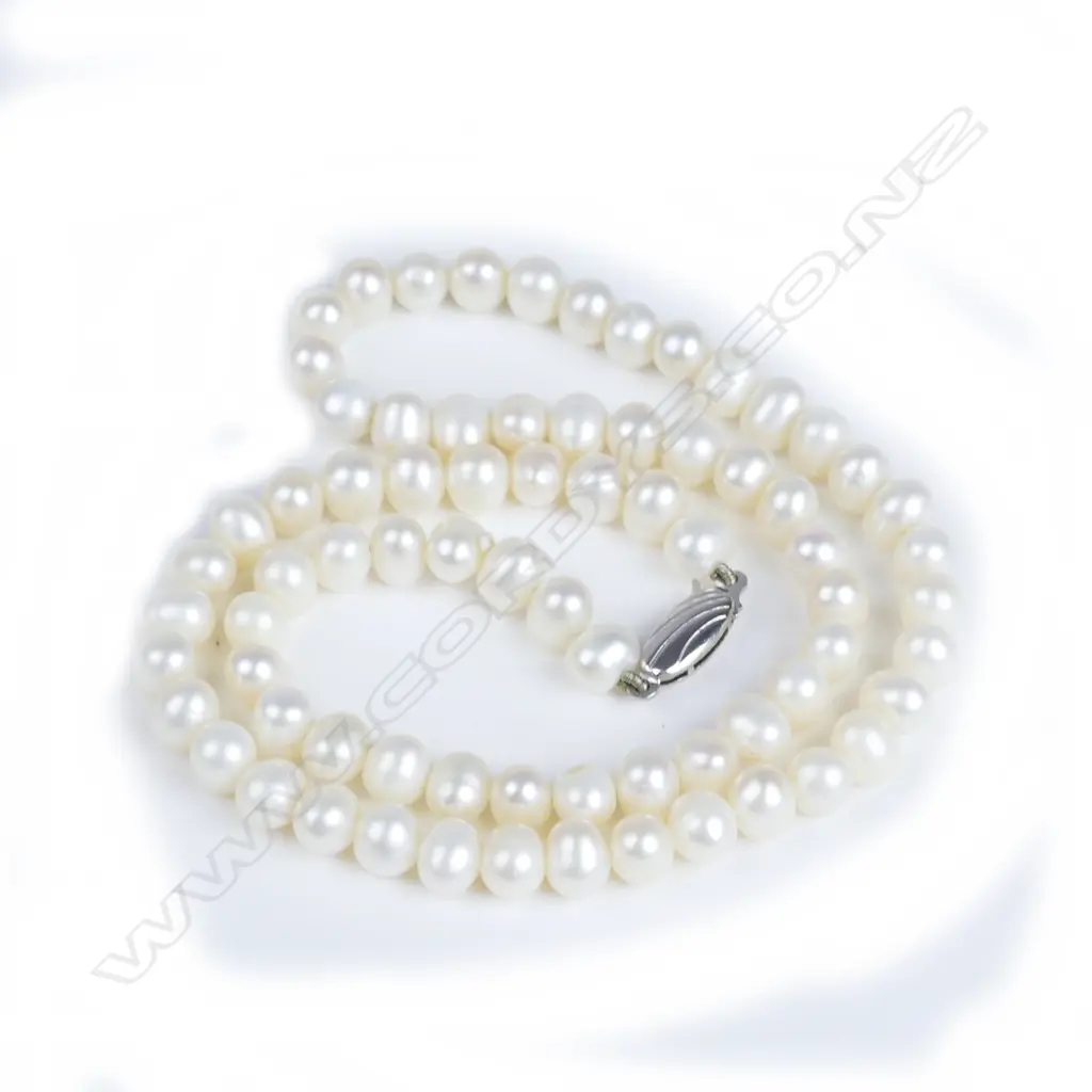 A single strand necklace of cultured freshwater pearls Image 1++