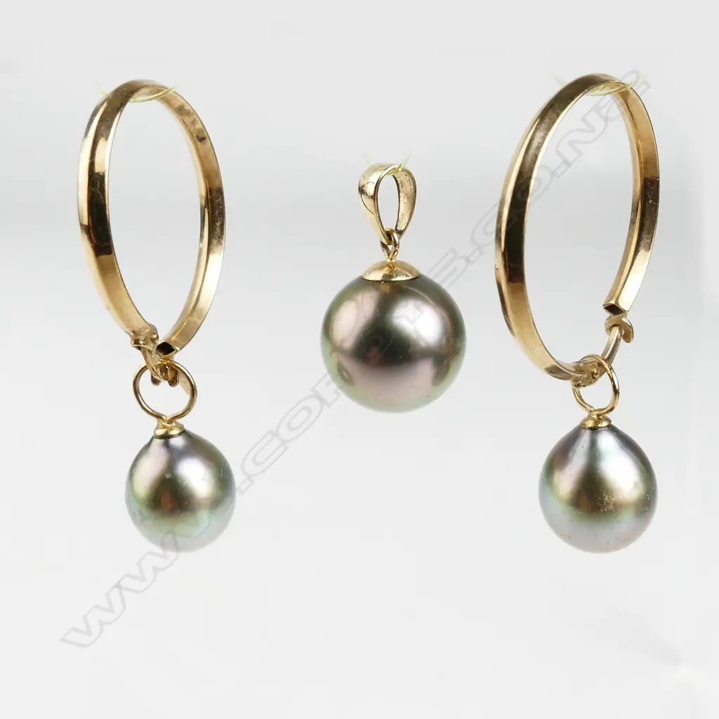 A Tahitian black pearl pendant together with matching pearl earrings Image 1++