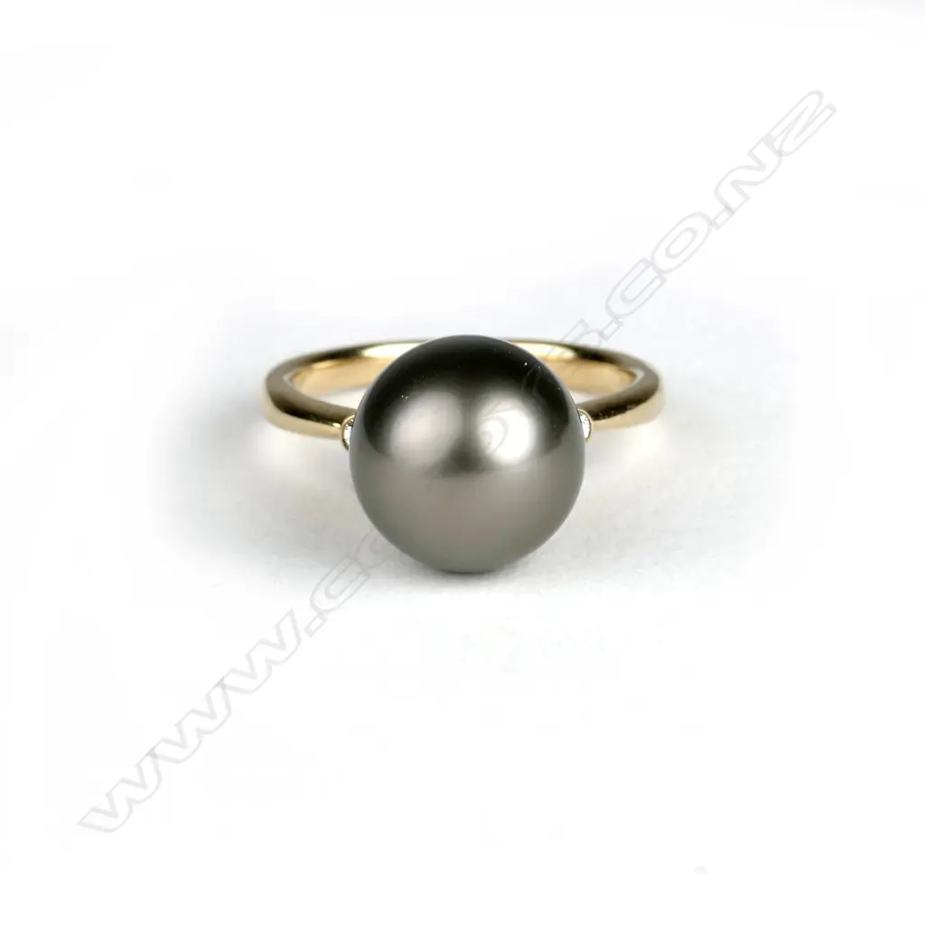 An 18ct. gold Tahitian black pearl and diamond ring Image 1++