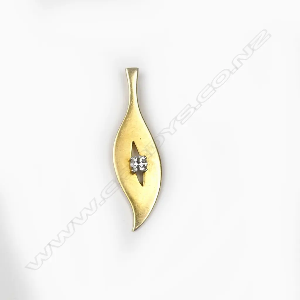 A retro 18ct. gold and diamond pendant Image 1++