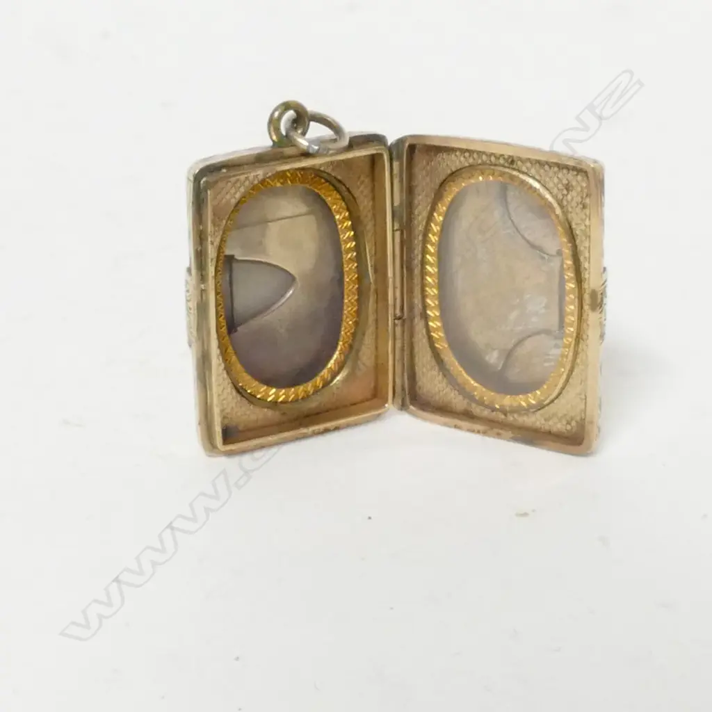 An Edwardian 9ct. gold photo locket and chain Image 1++