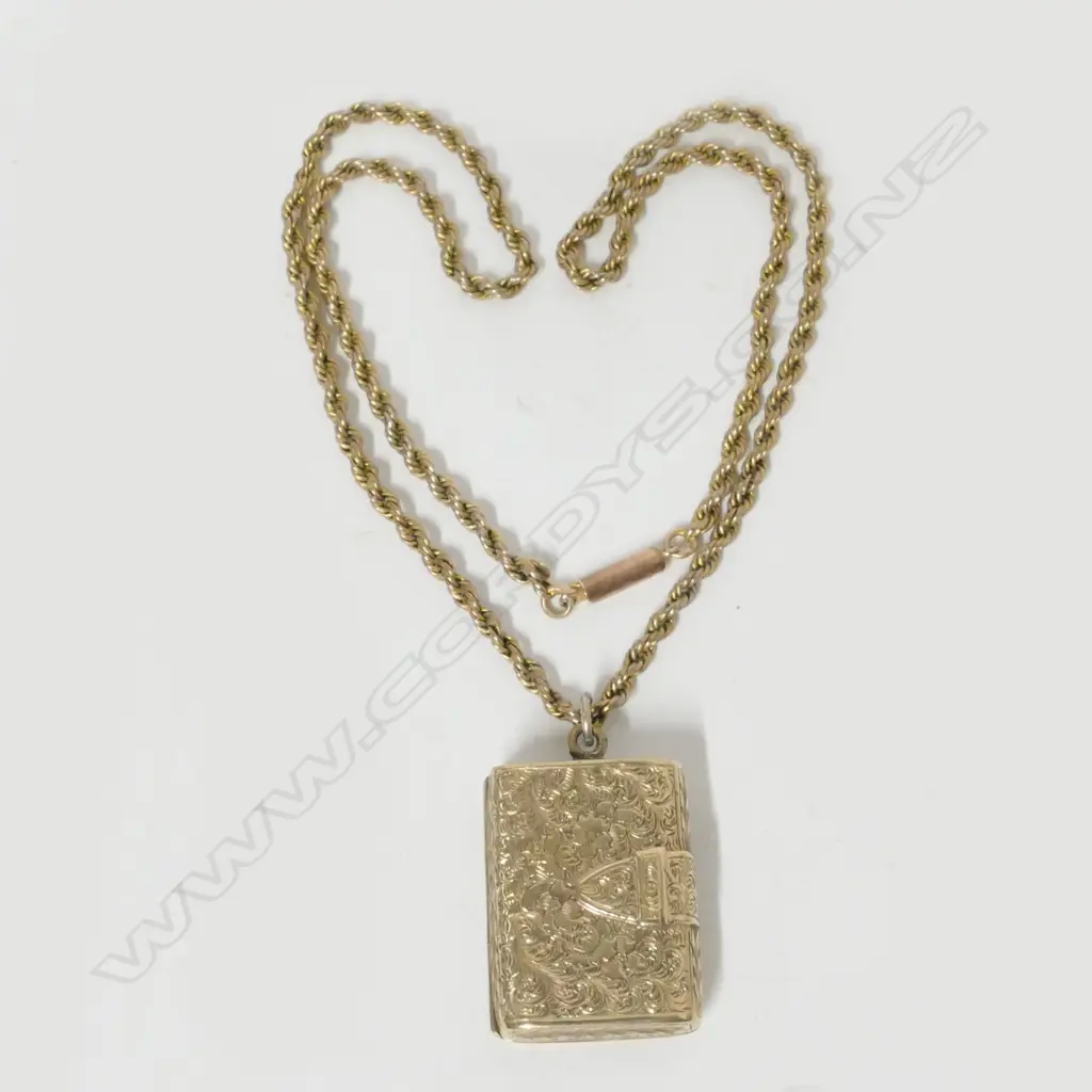 An Edwardian 9ct. gold photo locket and chain Image 1++