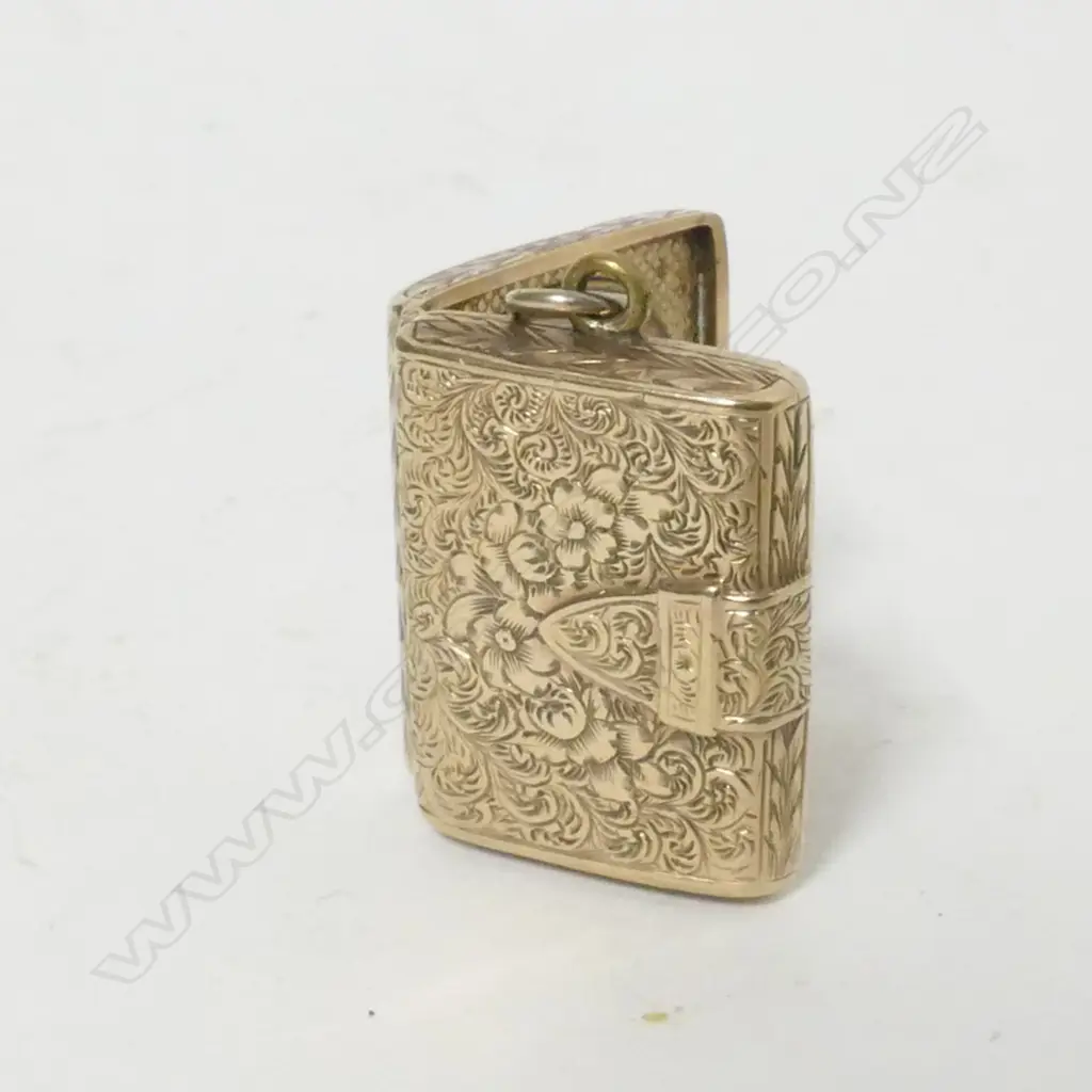 An Edwardian 9ct. gold photo locket and chain Image 1++