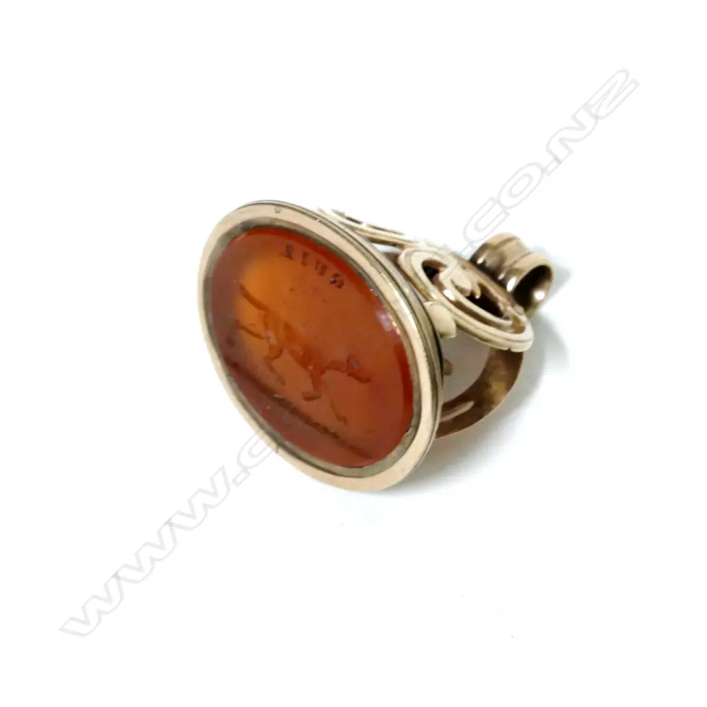 A Georgian 15ct. rose gold and carnelian fob seal Image 1++