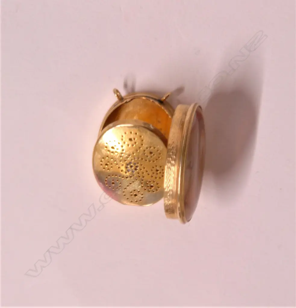 A rare 19thC French (15ct) yellow gold and agate vinaigrette Image 1++