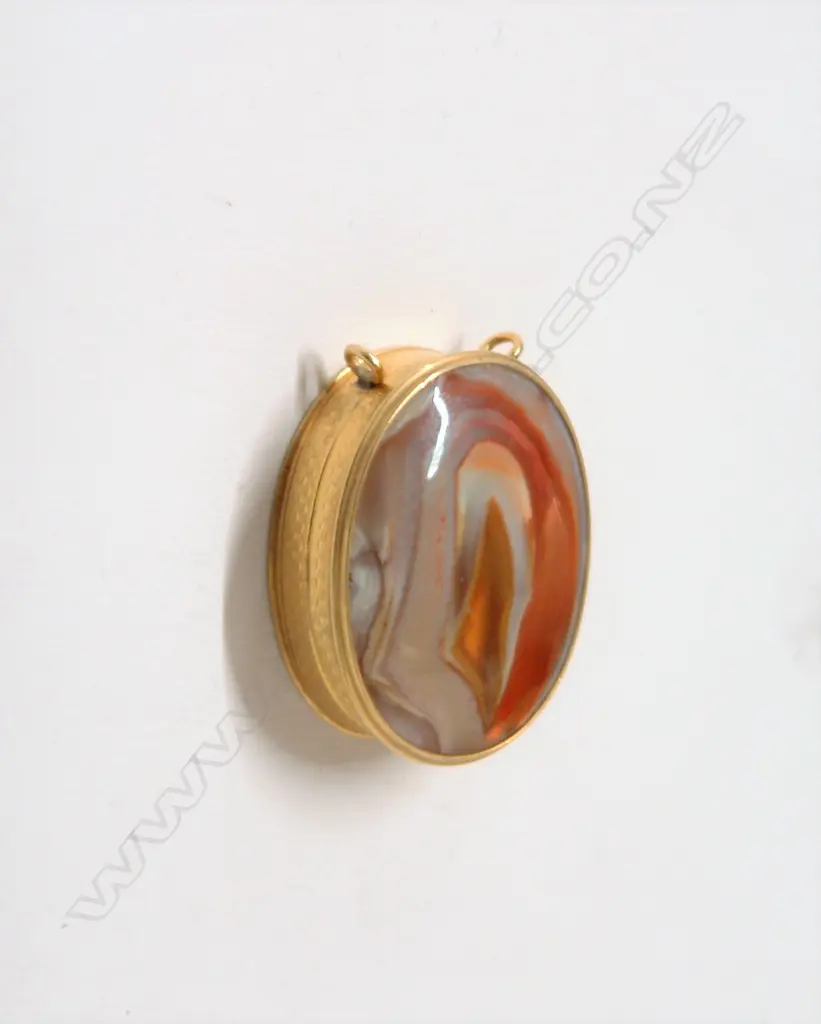 A rare 19thC French (15ct) yellow gold and agate vinaigrette Image 1++