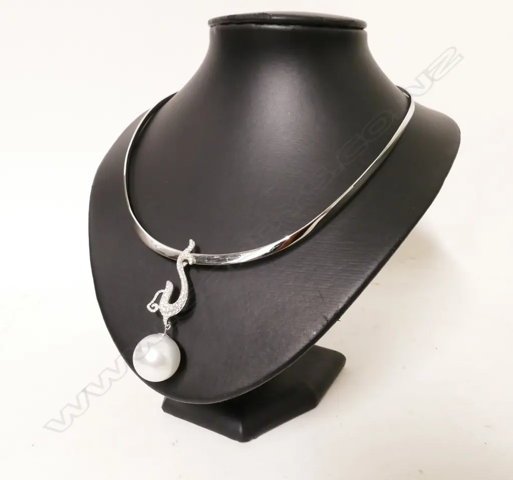 An 18ct. white gold pearl and diamond pendant Image 1++