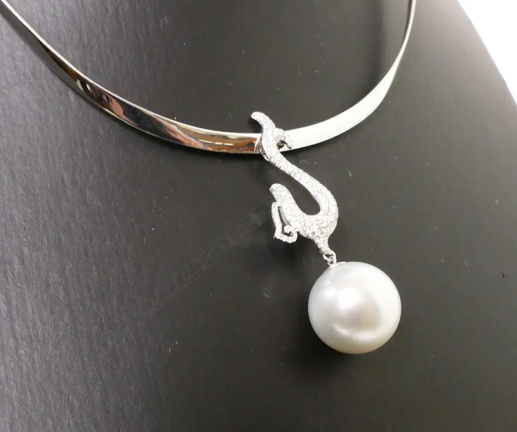 An 18ct. white gold pearl and diamond pendant Image 1++