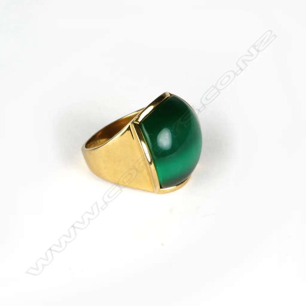 An impressive 18ct. gold and chrysoprase cat's eye ring Image 1++