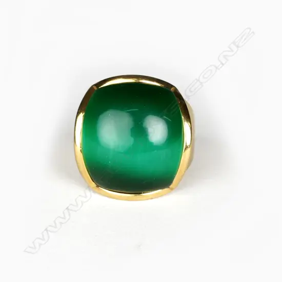 An impressive 18ct. gold and chrysoprase cat's eye ring
