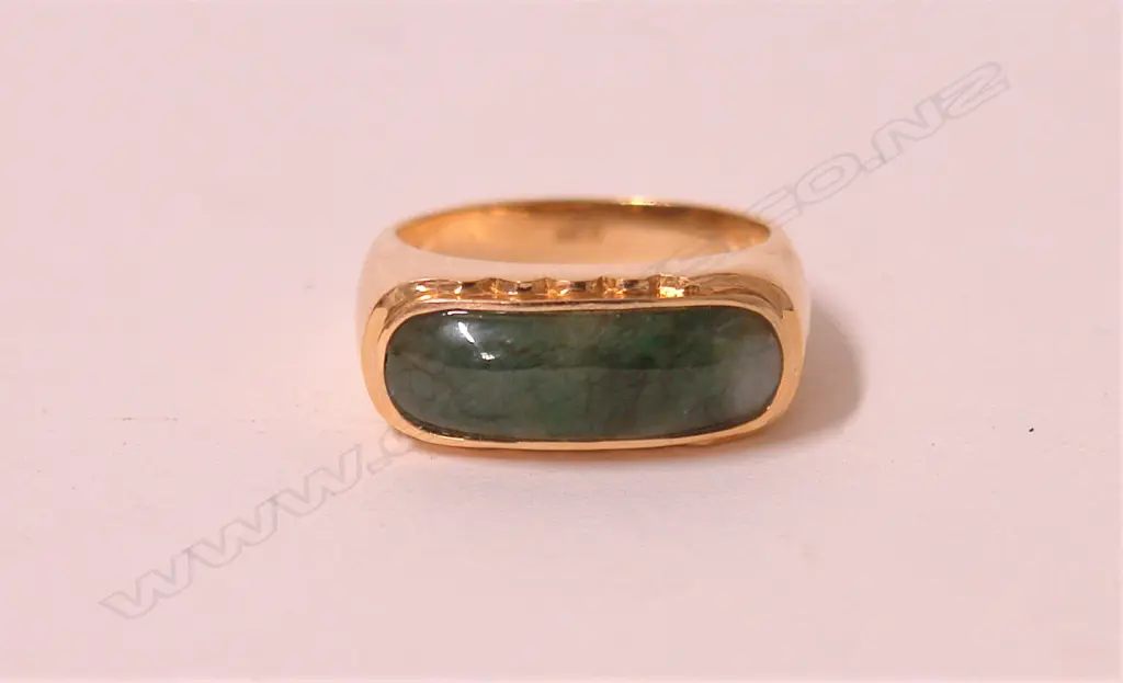 An 18ct. yellow gold and jadeite dress ring Image 1++