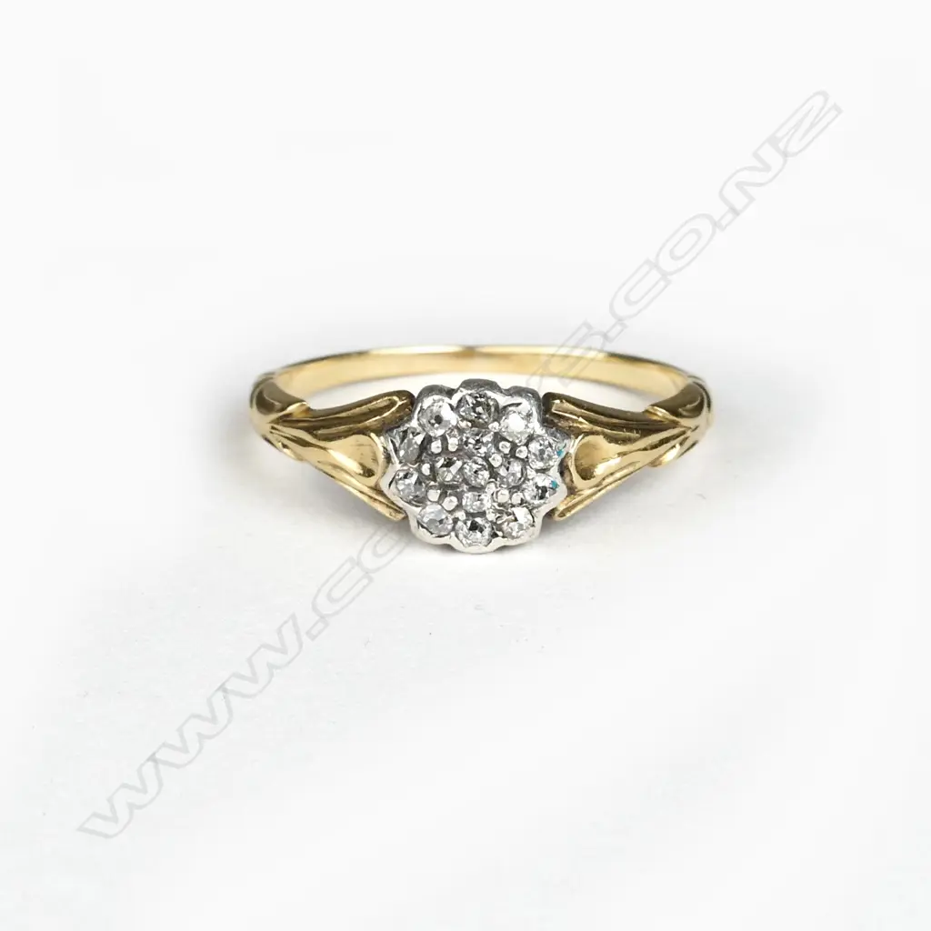 An estate 18ct. gold and diamond cluster ring Image 1++
