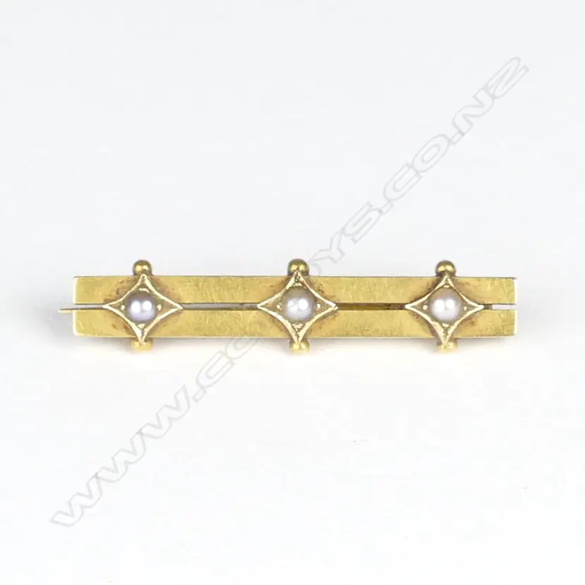 An 18ct. gold and pearl brooch Image 1++