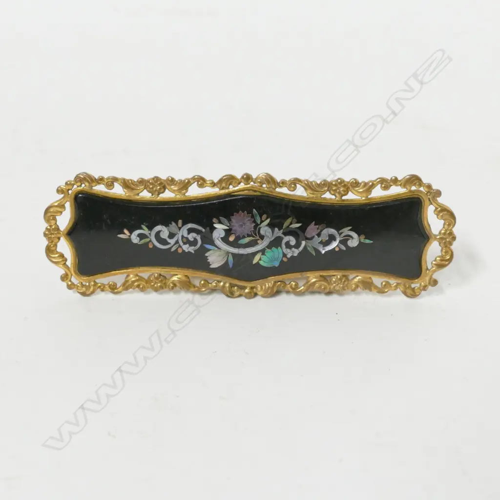 A Victorian gilt metal and inlaid brooch Image 1++