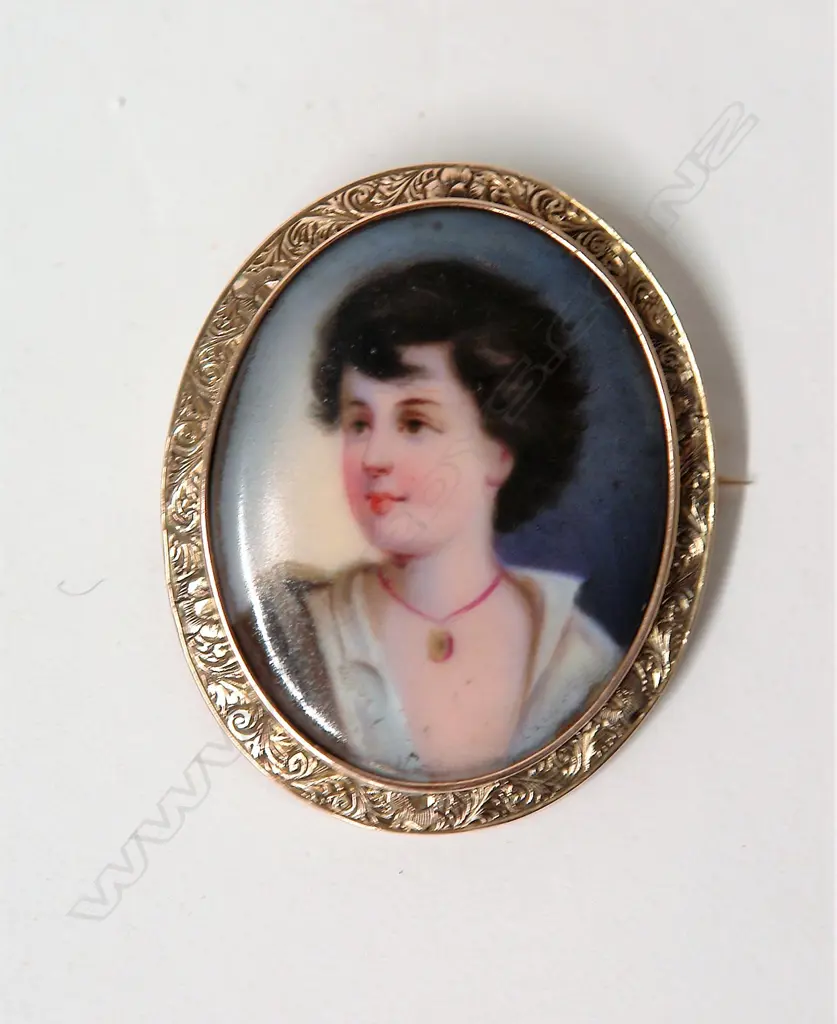 A c.1900 9ct. yellow gold framed portrait brooch Image 1++