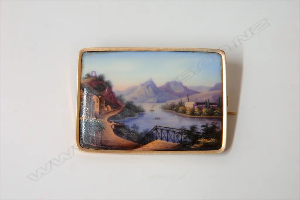 A quality antique porcelain and rose gold framed brooch Image 1++