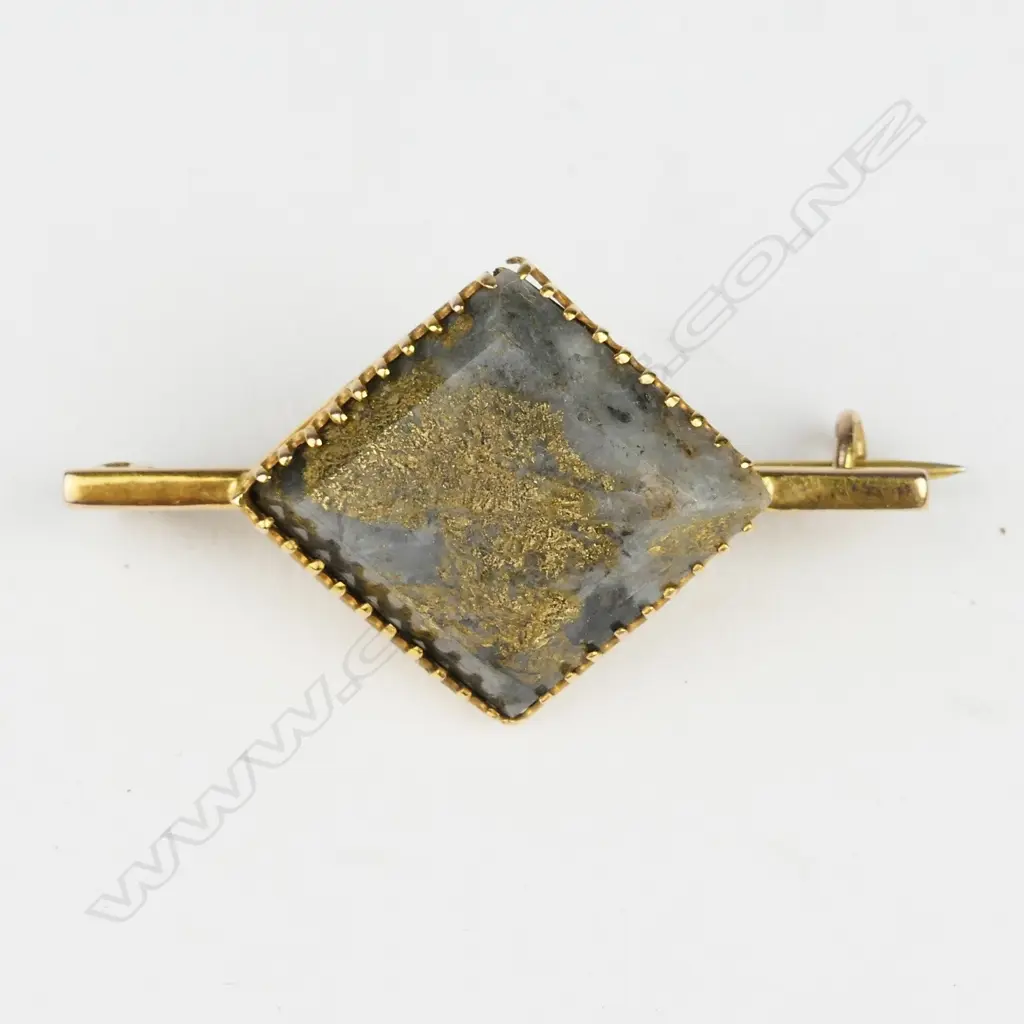 A colonial 9ct. gold and gold bearing quartz set brooch Image 1++