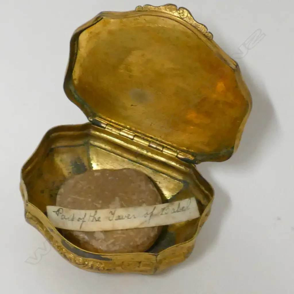 An 18thC French rococo gilt-copper snuff box Image 1++