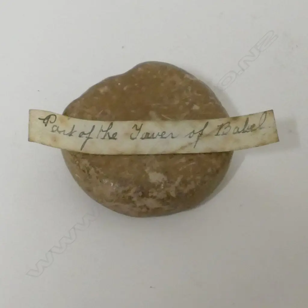 An 18thC French rococo gilt-copper snuff box Image 1++