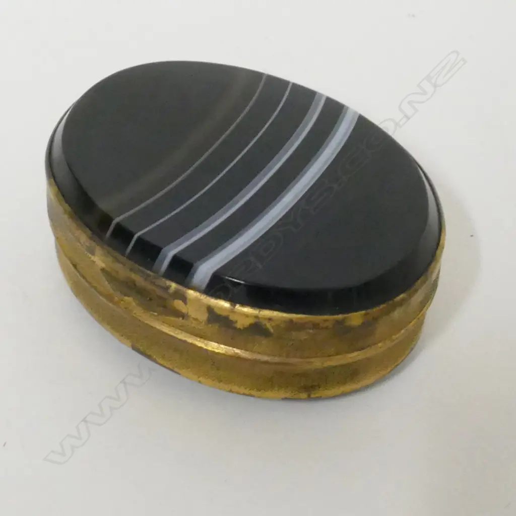 An 18thC French rococo gilt-copper snuff box Image 1++
