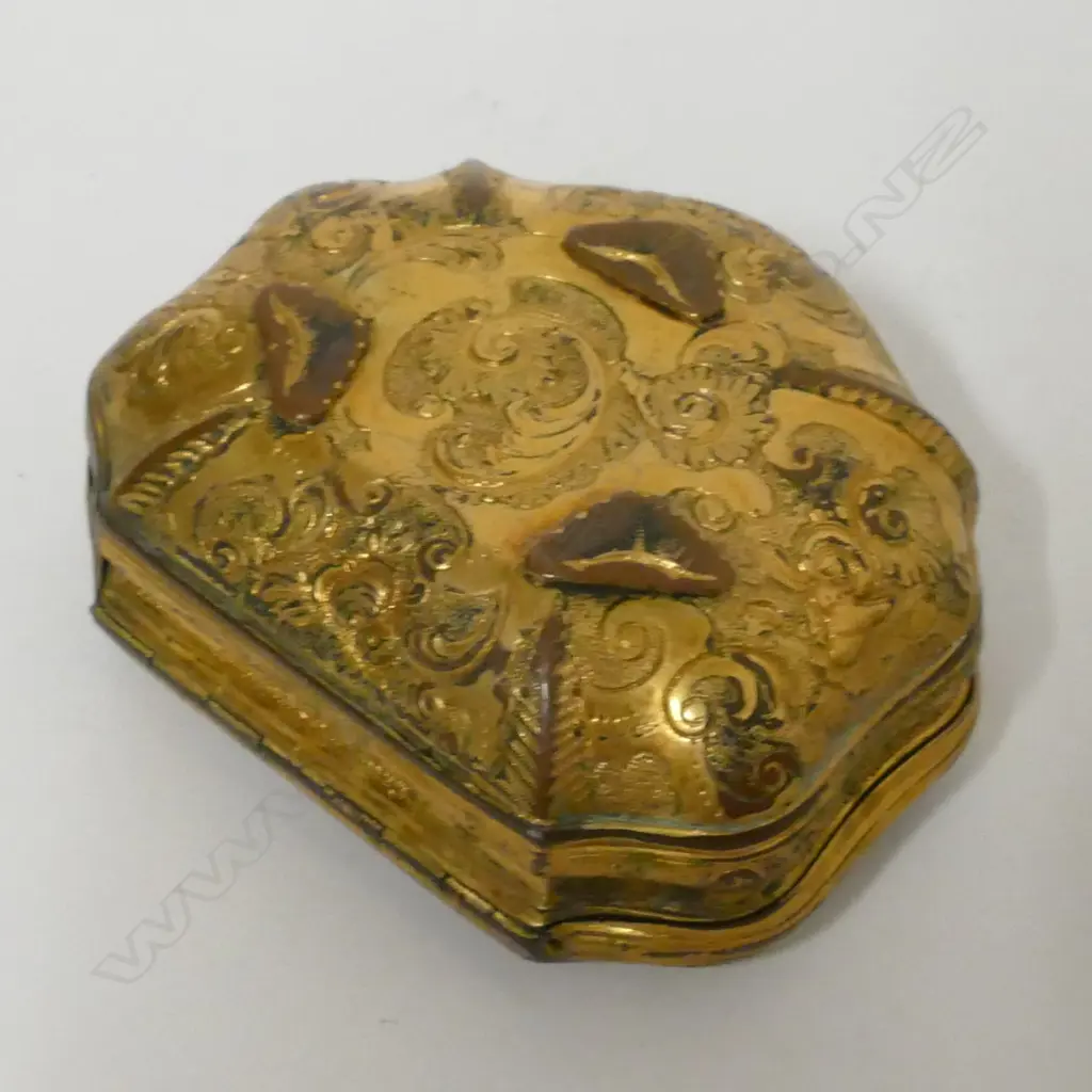 An 18thC French rococo gilt-copper snuff box Image 1++