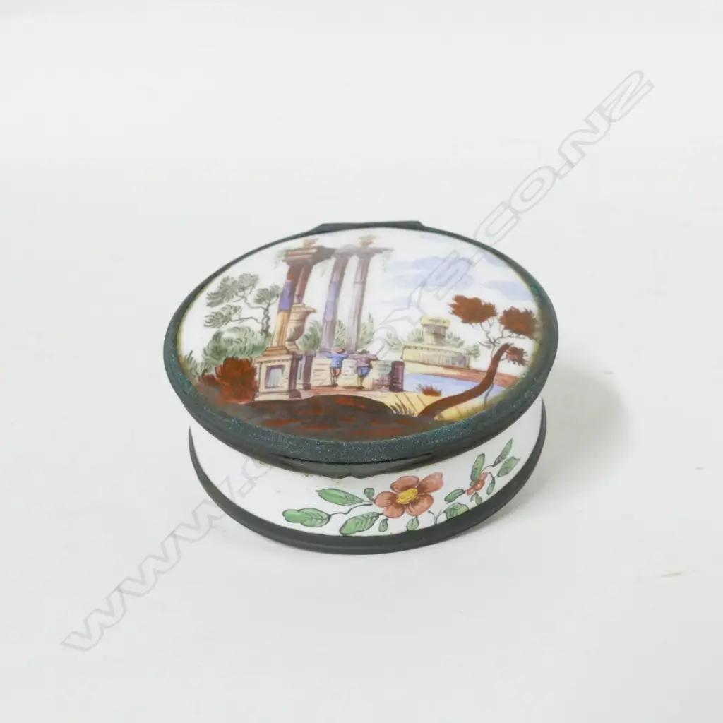 An old enamel snuff box Image 1++