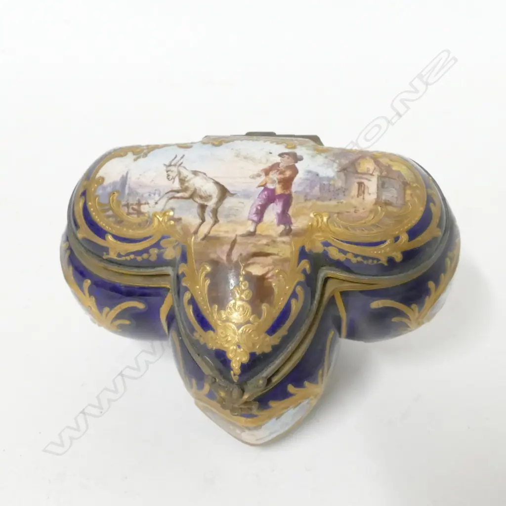 A 19thC Sèvres lidded trinket box Image 1++