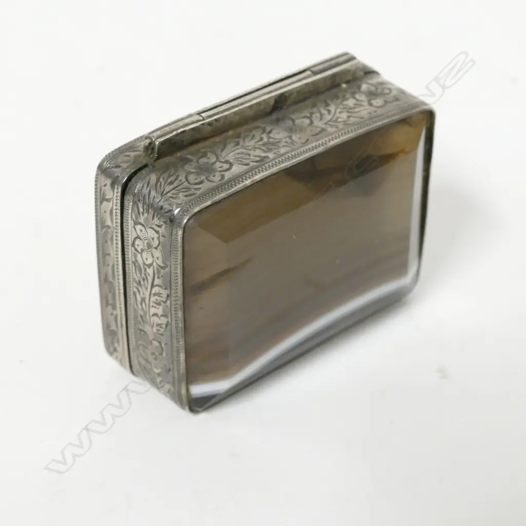 A 19thC silver and agate snuff box Image 1++