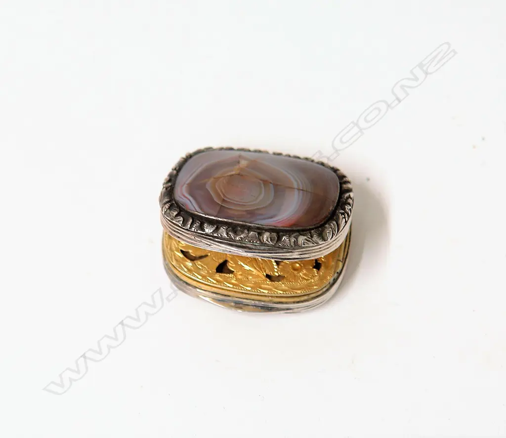 An early 19thC Scottish provincial silver and banded agate vinaigrette Image 1++