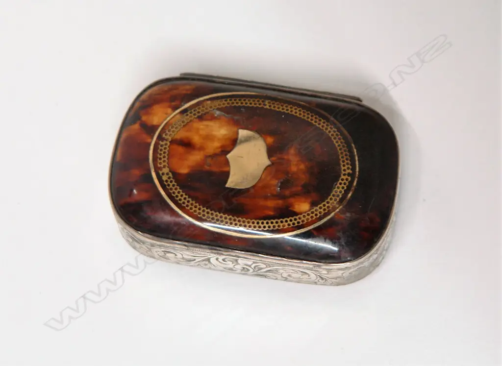 An early 19thC silver and tortoiseshell snuff box Image 1++