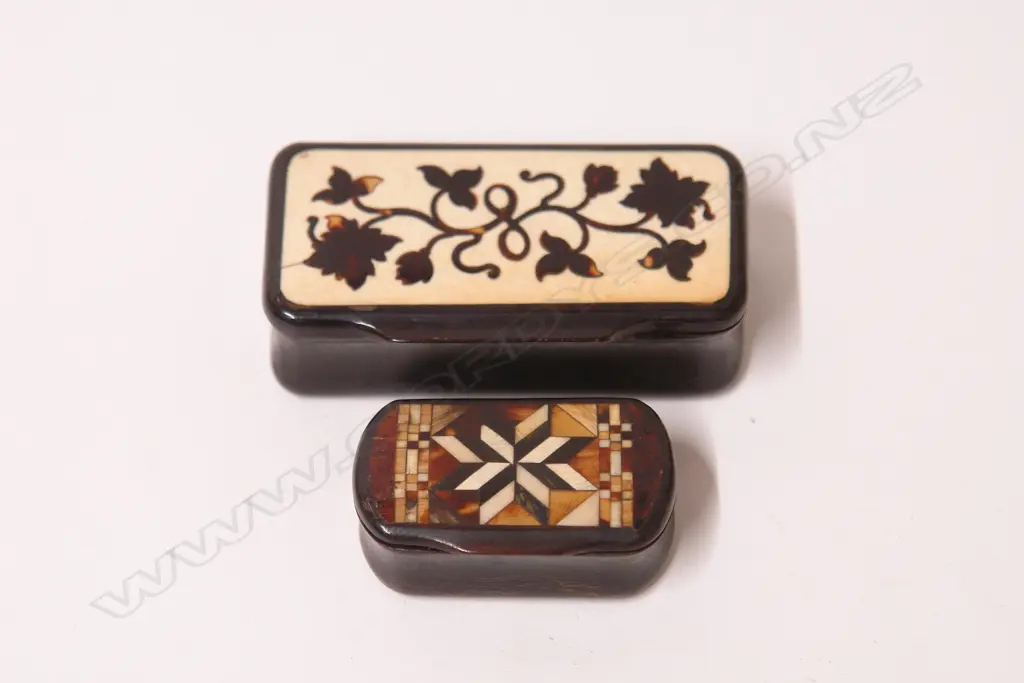 Two early 19thC decorative horn inlay snuff boxes Image 1++