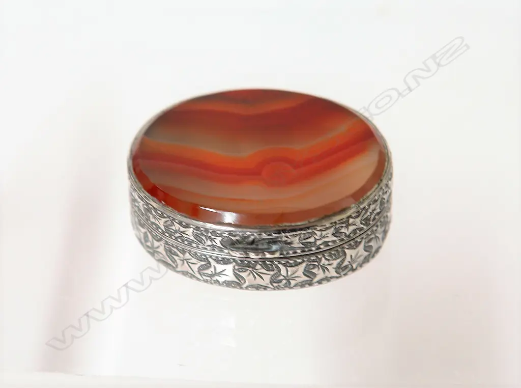 A Victorian silver and agate snuff box Image 1++