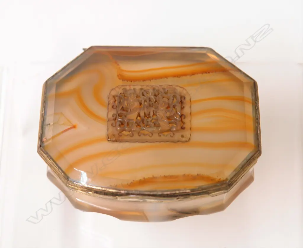 A 19thC large banded agate and gilt metal table snuff box Image 1++