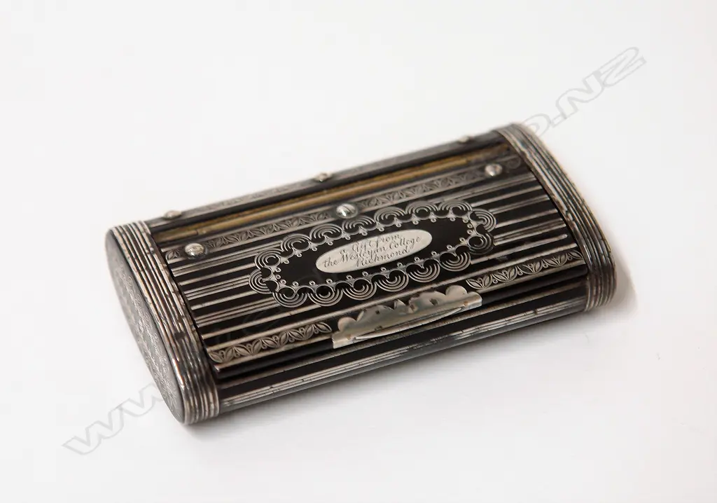 A Victorian horn and fancy silver inlaid snuff box Image 1++