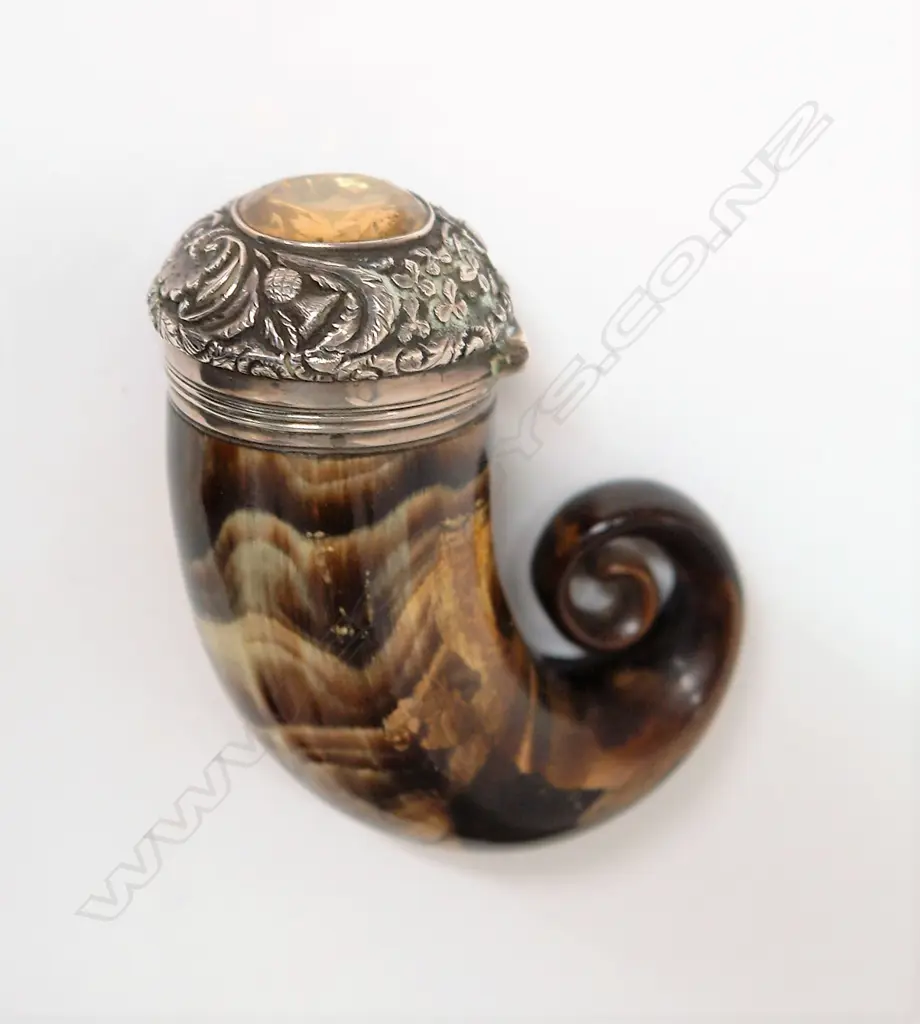 A George III silver mounted ram's horn snuff mull Image 1++