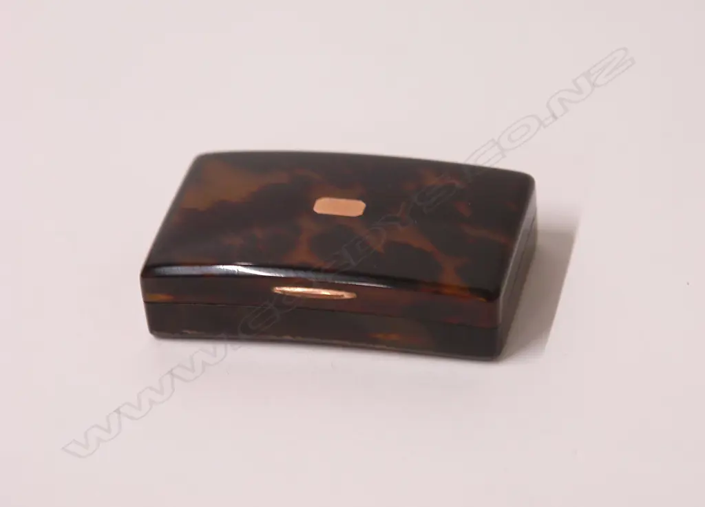 A 19thC pressed tortoiseshell snuff box Image 1++