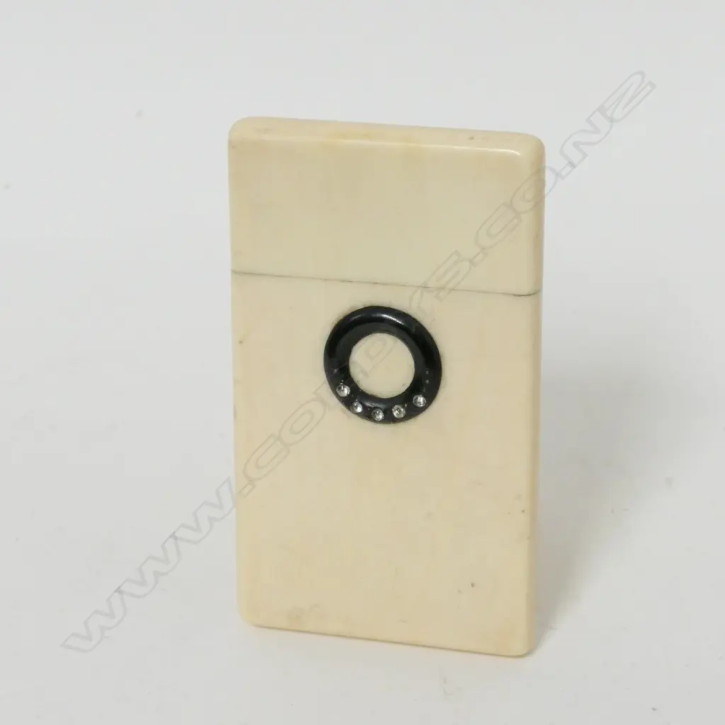 A small plain ivory card case Image 1++