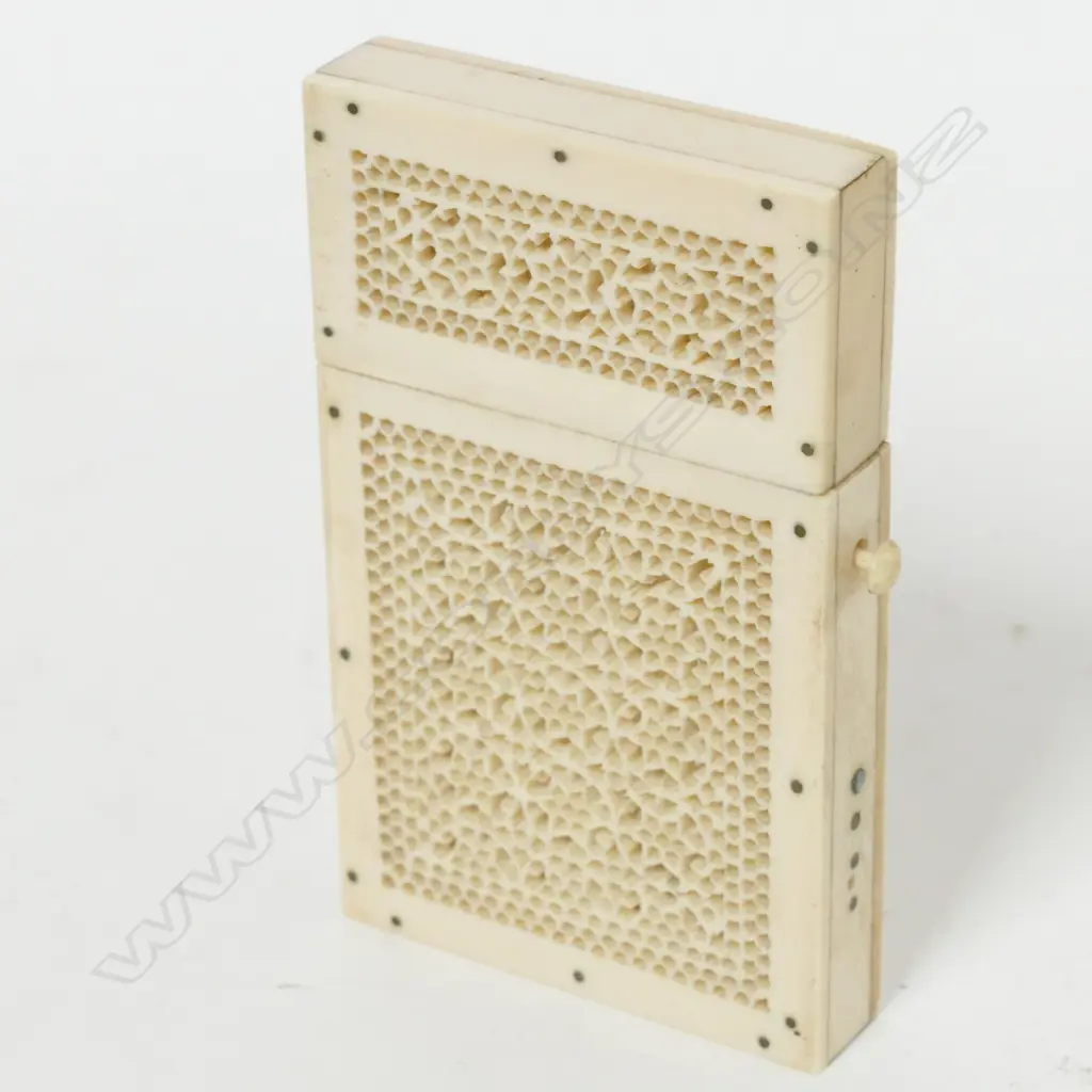 A small finely carved ivory card case Image 1++