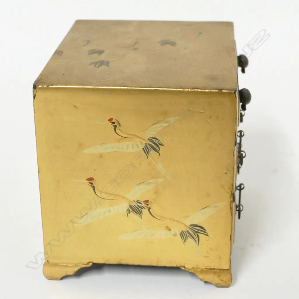 A fine Japanese miniature gold lacquer chest Image 1++